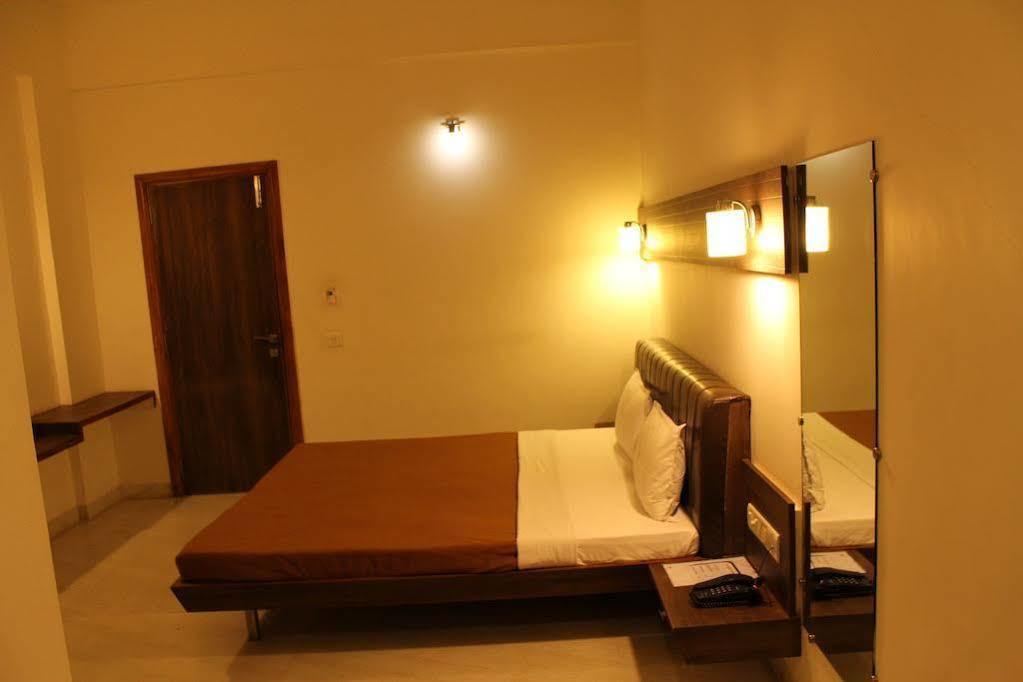 Hotel Grand 3D Bhuj Εξωτερικό φωτογραφία